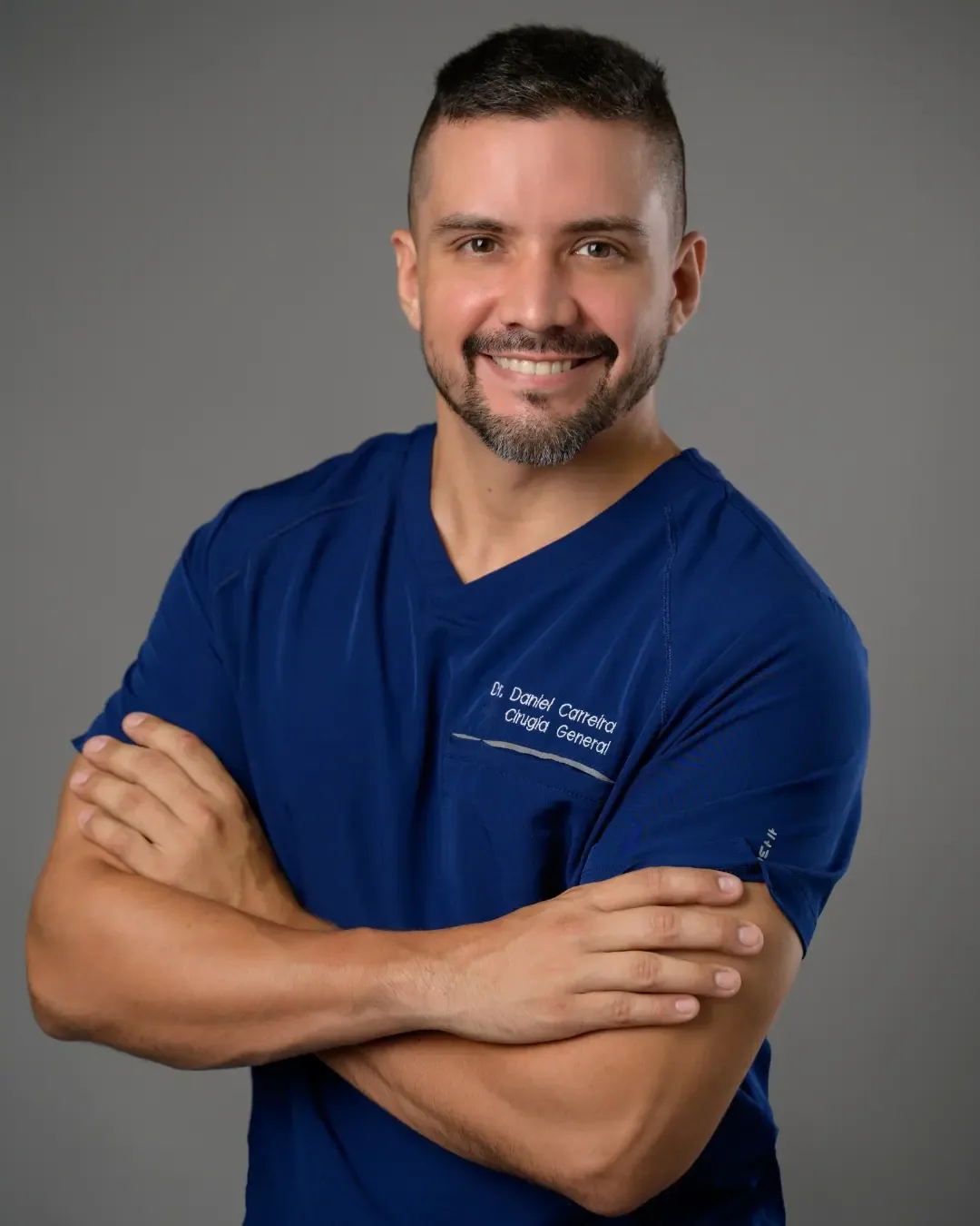 El Dr. Daniel Carreira con uniforme quirúrgico de Cirugía General